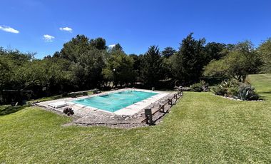 HERMOSA PROPIEDAD EN LA GRANJA - 7000 m2 PARQUIZADOS - MODERNA