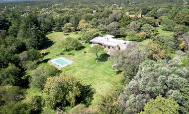 HERMOSA PROPIEDAD EN LA GRANJA - 7000 m2 PARQUIZADOS - MODERNA