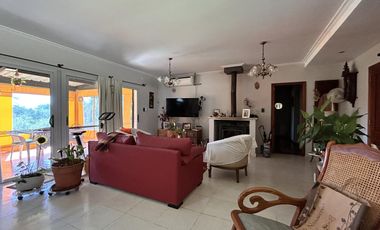 HERMOSA PROPIEDAD EN LA GRANJA - 7000 m2 PARQUIZADOS - MODERNA