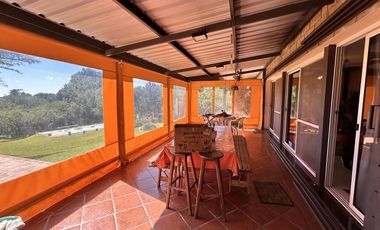 HERMOSA PROPIEDAD EN LA GRANJA - 7000 m2 PARQUIZADOS - MODERNA