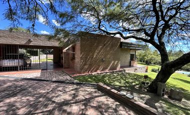 HERMOSA PROPIEDAD EN LA GRANJA - 7000 m2 PARQUIZADOS - MODERNA