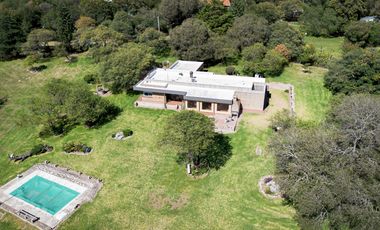 HERMOSA PROPIEDAD EN LA GRANJA - 7000 m2 PARQUIZADOS - MODERNA