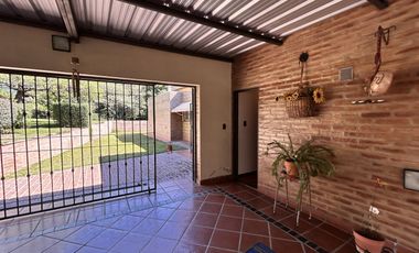 HERMOSA PROPIEDAD EN LA GRANJA - 7000 m2 PARQUIZADOS - MODERNA