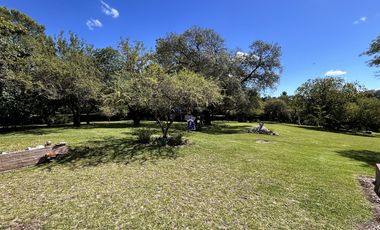 HERMOSA PROPIEDAD EN LA GRANJA - 7000 m2 PARQUIZADOS - MODERNA