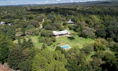 HERMOSA PROPIEDAD EN LA GRANJA - 7000 m2 PARQUIZADOS - MODERNA