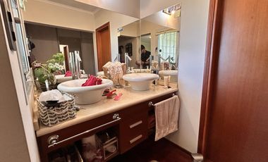 HERMOSA PROPIEDAD EN LA GRANJA - 7000 m2 PARQUIZADOS - MODERNA