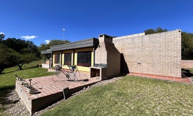 HERMOSA PROPIEDAD EN LA GRANJA - 7000 m2 PARQUIZADOS - MODERNA