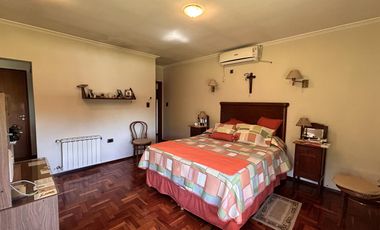 HERMOSA PROPIEDAD EN LA GRANJA - 7000 m2 PARQUIZADOS - MODERNA