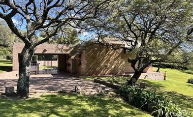 HERMOSA PROPIEDAD EN LA GRANJA - 7000 m2 PARQUIZADOS - MODERNA