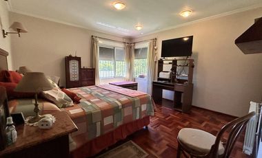 HERMOSA PROPIEDAD EN LA GRANJA - 7000 m2 PARQUIZADOS - MODERNA