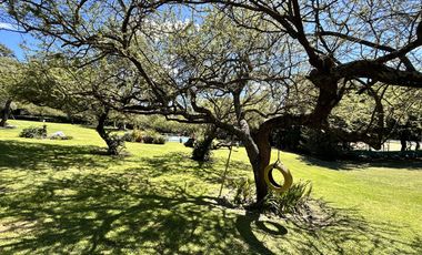 HERMOSA PROPIEDAD EN LA GRANJA - 7000 m2 PARQUIZADOS - MODERNA