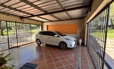 HERMOSA PROPIEDAD EN LA GRANJA - 7000 m2 PARQUIZADOS - MODERNA