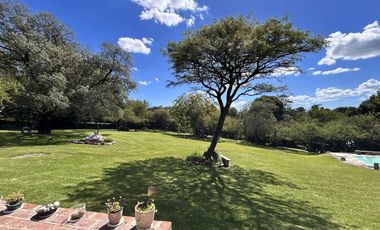 HERMOSA PROPIEDAD EN LA GRANJA - 7000 m2 PARQUIZADOS - MODERNA