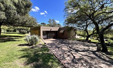 HERMOSA PROPIEDAD EN LA GRANJA - 7000 m2 PARQUIZADOS - MODERNA