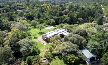 HERMOSA PROPIEDAD EN LA GRANJA - 7000 m2 PARQUIZADOS - MODERNA