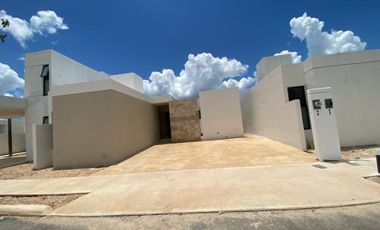 Casa al norte de Mérida Conkal, de una sola planta en privada