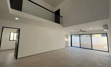 Casa al norte de Mérida Conkal, en privada con salón de eventos