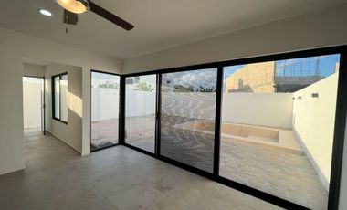 Casa al norte de Mérida Conkal, en privada con salón de eventos