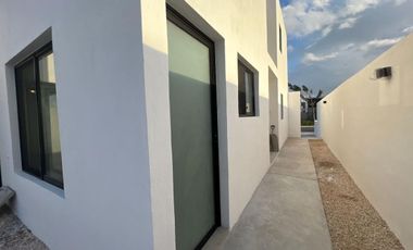 Casa al norte de Mérida Conkal, en privada con salón de eventos