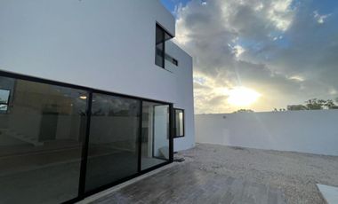 Casa al norte de Mérida Conkal, en privada con salón de eventos