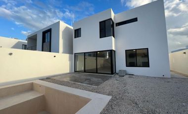 Casa al norte de Mérida Conkal, en privada con salón de eventos