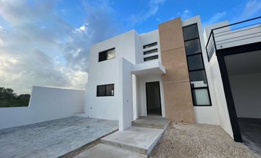 Casa al norte de Mérida Conkal, en privada con salón de eventos