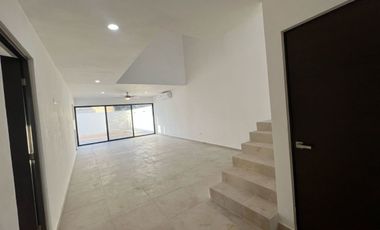 Casa al norte de Mérida Conkal, en privada con salón de eventos