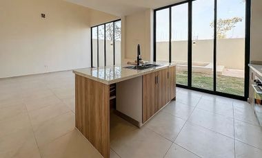 Casa en Conkal con 3 habitaciones, en privada con amenidades.