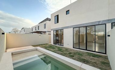 Casa en Conkal con 3 habitaciones, en privada con amenidades.
