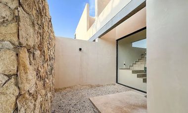 Casa en Conkal con 3 habitaciones, en privada con amenidades.