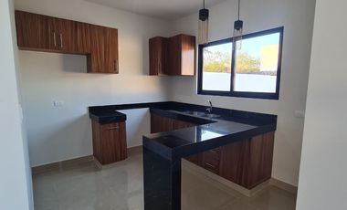 Casa en privada con amplio patio en Conkal