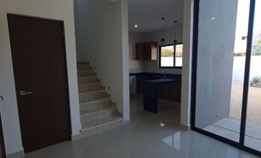 Casa en privada con amplio patio en Conkal