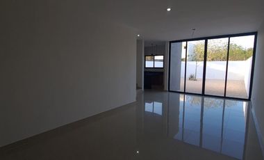 Casa en privada con amplio patio en Conkal
