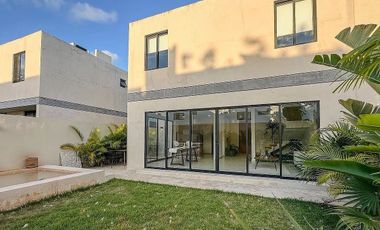 Casa en Conkal con 3 habitaciones, en privada con amenidades.