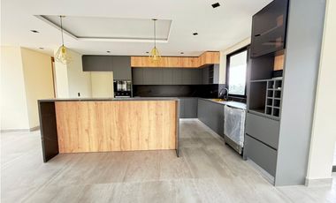 ARRIENDO CASA AMPLIA CAMPESTRE  EN EL CARMEN DE VIBORAL, ANTIOQUIA