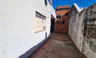 VENTA CASA LOTE PROPIO A RECICLAR VILLA LUGANO