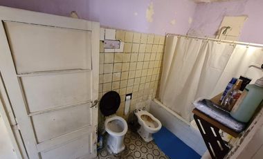 VENTA CASA LOTE PROPIO A RECICLAR VILLA LUGANO