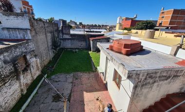 VENTA CASA LOTE PROPIO A RECICLAR VILLA LUGANO