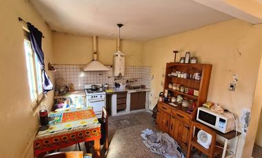 VENTA CASA LOTE PROPIO A RECICLAR VILLA LUGANO