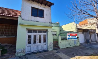 VENTA CASA LOTE PROPIO A RECICLAR VILLA LUGANO