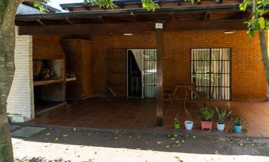 CASA EN VENTA, PILETA, BARRIO SANTA ROSA, ANDINO