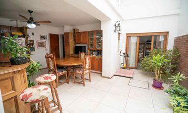 Casa En Venta San Martín Jardín Pileta + 2 deptos!