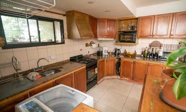 Casa En Venta San Martín Jardín Pileta + 2 deptos!