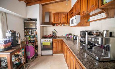 Casa En Venta San Martín Jardín Pileta + 2 deptos!