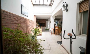 Casa En Venta San Martín Jardín Pileta + 2 deptos!