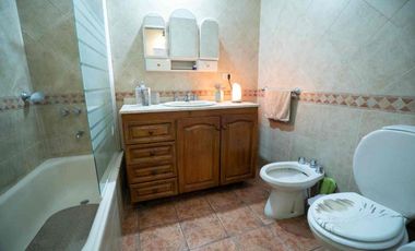 Casa En Venta San Martín Jardín Pileta + 2 deptos!
