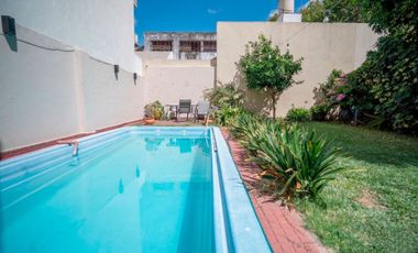 Casa En Venta San Martín Jardín Pileta + 2 deptos!