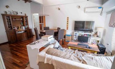 Casa En Venta San Martín Jardín Pileta + 2 deptos!