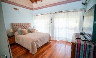 Casa En Venta San Martín Jardín Pileta + 2 deptos!