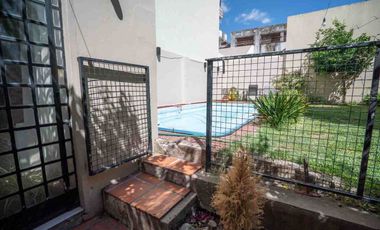 Casa En Venta San Martín Jardín Pileta + 2 deptos!